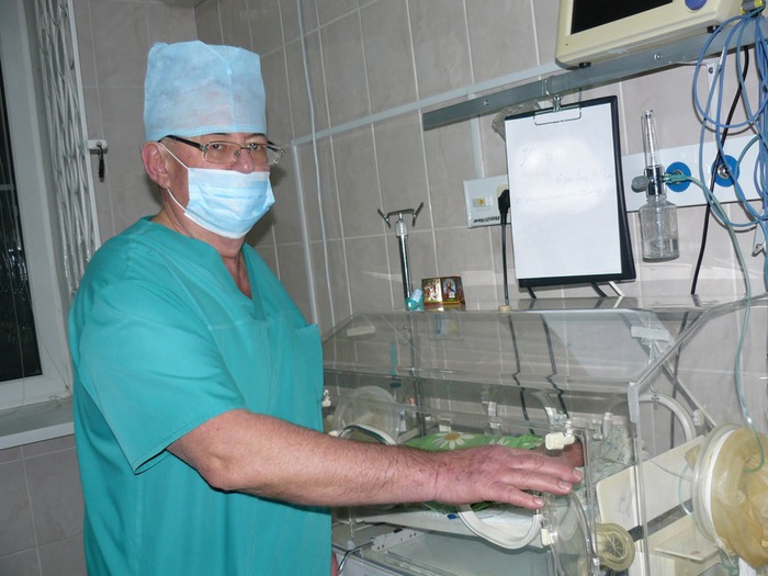 Хмелевських реаніматологом-анестезіологом, діючи в зоні, яка для кожного його пацієнта є «вододілом », бар'єром між життям і смертю