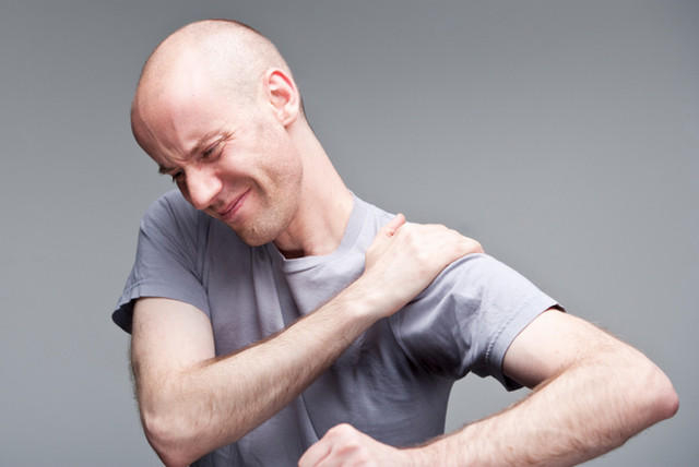 Розглянемо, які хвороби який тип болю в плечі викликають