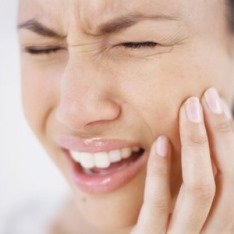 Флюс (періостит) - це дуже неприємне і складне захворювання, яке супроводжується заповненням верхній частині зубного кореня