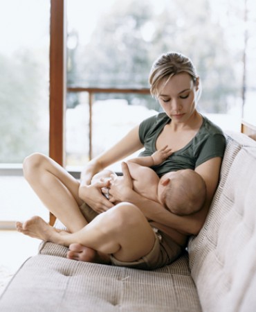 Жінка годує немовля грудьми може зіткнутися з досить великою кількістю неприємностей, про які мами «на штучному вигодовуванні» навіть не підозрюють