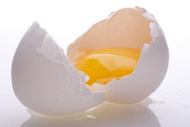 Якщо ви хочете знати, скільки грам білка в яйці в сирому вигляді, то в даному випадку термічна обробка практично не впливає на калорійність і вага продукту