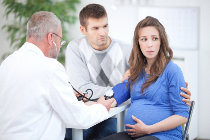 Якщо при тиску 100 на 70 вагітна відчуває себе задовільно і всі аналізи свідчать про правильний розвиток малюка, немає приводу для занепокоєння