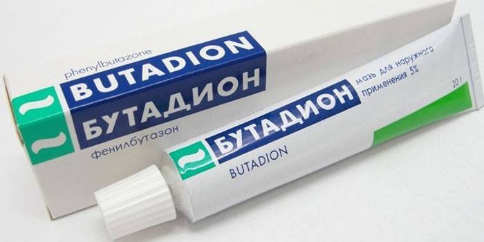 Лікарі рекомендують застосовувати мазь для терапії подагри на великих пальцях ніг не частіше двох разів на добу