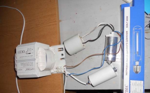 Якщо на включену лампу потрапили краплі води або інші рідини, то це провокує вибух зі 100% ймовірністю