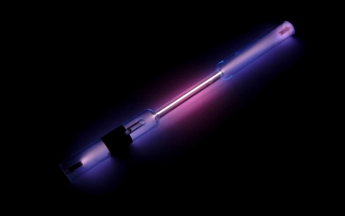 Для світлотехнічних цілей придатною вважається тільки одна модифікація його кристалічної решітки - альфа-форма окису, яка має в кристалі найщільнішу упаковку атомів