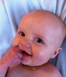 Якщо вік дитини досяг трьох місяців і завжди життєрадісний карапуз став раптово нервувати і не дуже добре їсти, то швидше за все, у нього стали різатися зубки