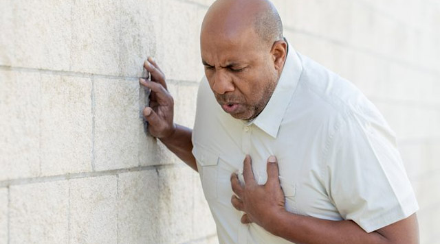 Деформації грудної клітини характеризуються тривалої болем різного ступеня вираженості, але зазвичай у пацієнта є біль в грудині посередині