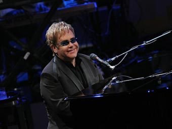 Сер Елтон Джон і його партнер Девід Ферніш стали батьками хлопчика, який з'явився на світ від сурогатної матері