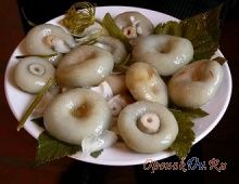 Грузді миються, вимочуються два дні, при цьому вода змінюється раз в день