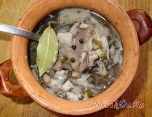 Грибні капелюшки миються в холодній воді, після чого за допомогою друшляка вода видаляється