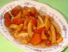 Підготовлені гриби відварюються 1,5-2 години, в цей час готуються спеції