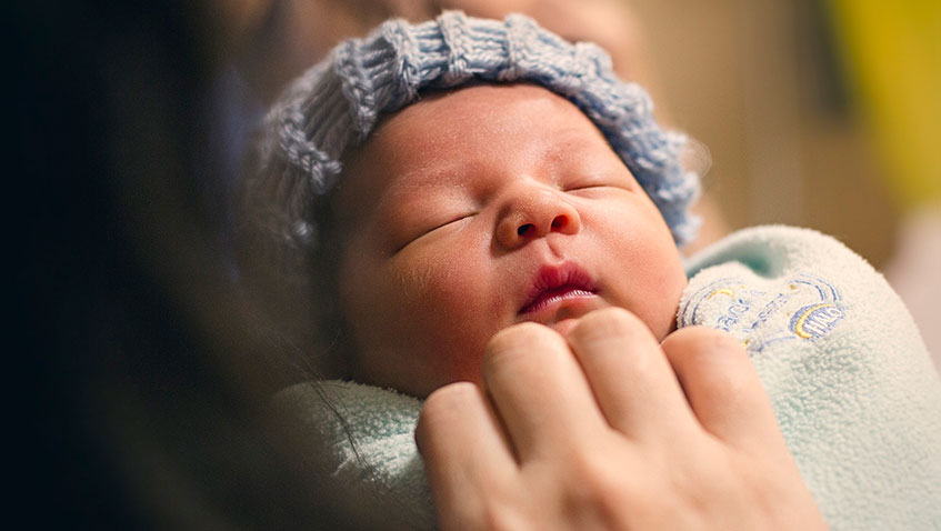 За цей час малюк встигне насититися, і тоді можна буде акуратно дістати сосок у нього з рота і вкласти дитину спати