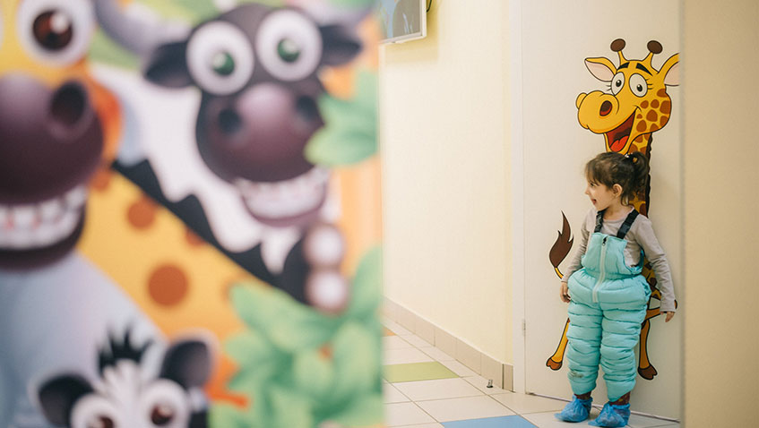 Тим більше що в ідеалі лікар повинен оглядати новонародженого раз в тиждень, тобто три-чотири рази за перший місяць життя, щоб бути впевненим, що він здоровий і нормально розвивається