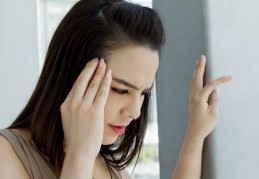 Клінічні прояви астроцитоми обумовлені тим, що мозок укладений в кісткову черепну коробку, і зростаюча пухлина починає здавлювати його, викликаючи підвищення внутрішньочерепного тиску