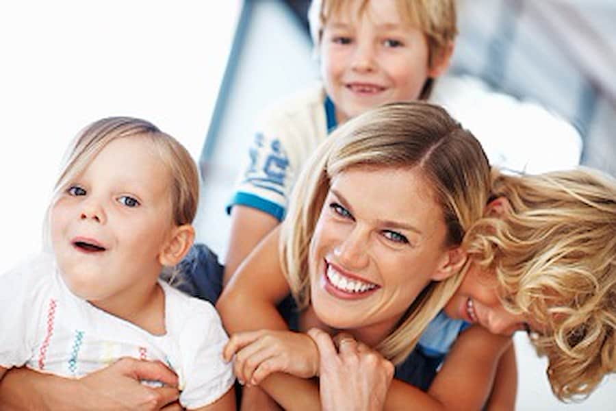 У вмілих вихователів у дитячому садку виходить організувати і зайняти одночасно десять, а то й двадцять дітей