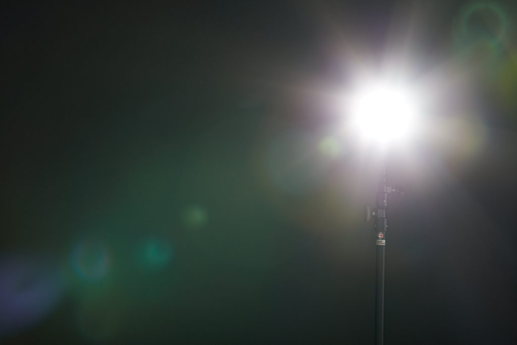 Світло спрямоване прямо на лінзу