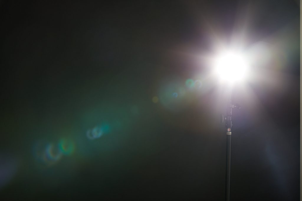 Світло спрямоване прямо на лінзу