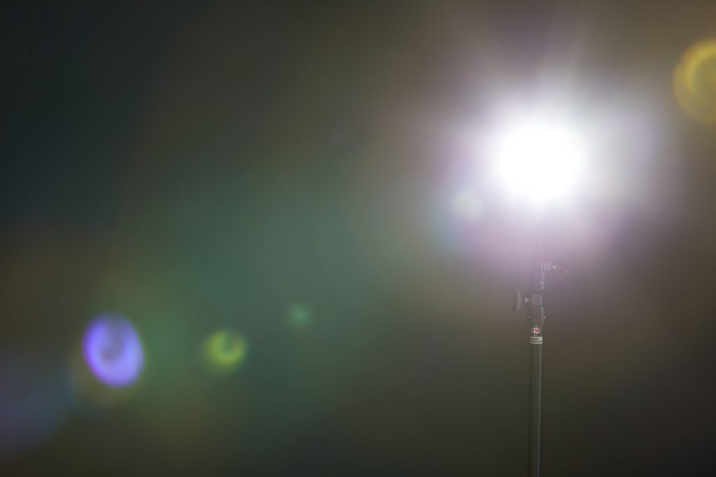 Світло спрямоване прямо на лінзу