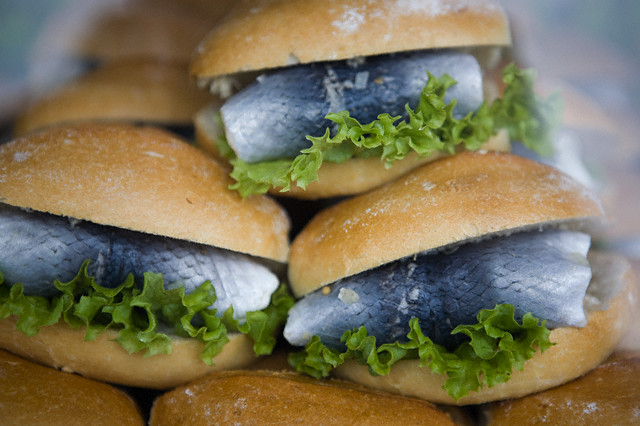 Вона також хороша в деяких салатах (найбільш поширений - «Шуба»), відмінно поєднується зі сметаною