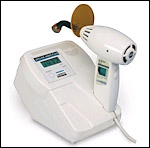 Стоматолог перевірить, чи правильно вінір сів на зуб, а потім отвердить цемент синім світлом