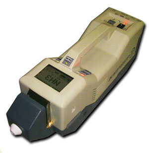 Пристрій MobileTrace® Narcotics, призначене для використання правоохоронними органами, в виправних установах і митницях при проведенні перевірок і на КПП, дозволяє виявляти протягом декількох секунд всі основні класи наркотиків, включаючи з'єднання на основі опіатів, кокаїну і амфетамінів