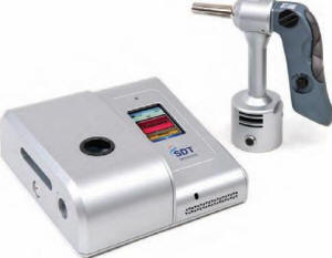 Виявляє наркотики на основі кокаїну, опіатів (героїну, морфіну), марихуани, гашишу, речовин типу амфетаміну (екстезі і метаамфетамін)