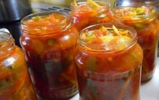 Але головне, консервація салатів - це чудовий спосіб урізноманітнити зимове меню, заготовивши асорті з овочів на зиму, зимові салати