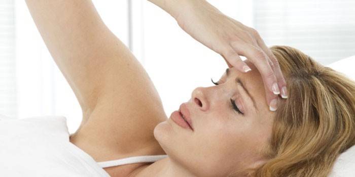 перевтома; перенесення сильної стресової ситуації; сірчана пробка; атмосферний тиск; гучні дратівливі звуки ззовні; отруєння, алергічна реакція; нестача вітамінів Е, В3, мікроелементів калію