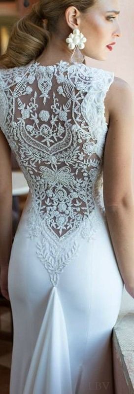 Наприклад, відмінно виглядає виріб зі вставкою з гіпюру на спині, яка робить його напівпрозорим, але не зайве відкритим