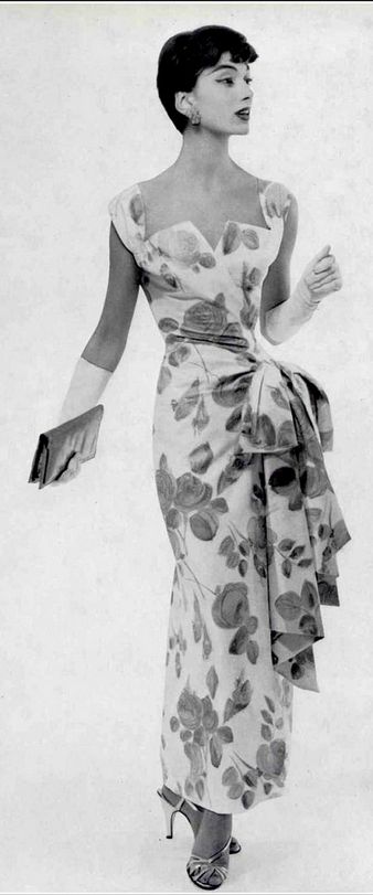 Схоже оформлення - розкльошені моделі суконь, де безліч невеликих шарів переходять в об'ємний, шикарний низ