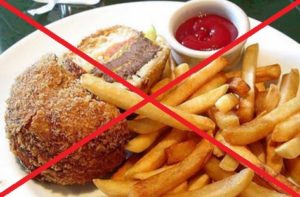 фахівці рекомендують   виключити з щоденного раціону продукти швидко приготування, жирну і смажену їжу, гострі страви