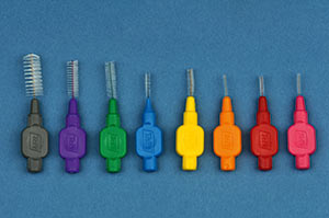 На рынке также имеются специальные зубные щетки, например, однозубые, для чистки межзубных промежутков и зубов с помощью ортодонтических скоб