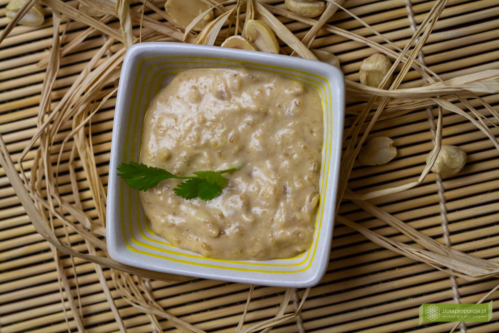 Если вам нравятся пряные ароматы, попробуйте наш рецепт   Тайский сладкий соус чили   и   Индонезийский острый соус сэмбэл элек   ,