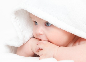 Кишкові кольки виникають у дітей у віці від трьох тижнів до трьох-чотирьох місяців