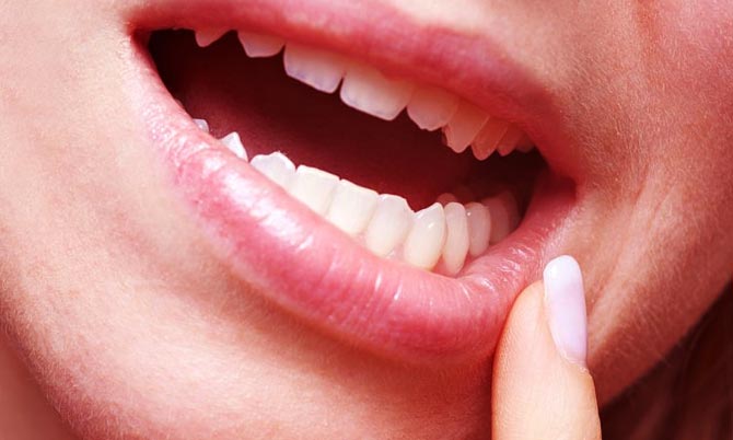 Відчуття болю після установки імпланта зубів в більшості випадків пов'язано з появою набряку - реакції організму на утворену рану