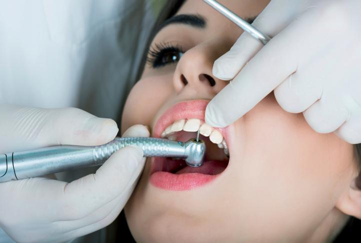 Сучасна стоматологія забезпечує пацієнтів надійними анестезуючими препаратами - перед операцією з видалення пульпи в ясна біля пошкодженого зуба вводиться сильне місцеве знеболююче, повністю блокують больові відчуття