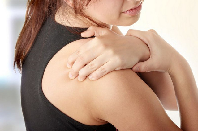 Як і будь-який болюче відчуття, біль в плечовому суглобі буває різного характеру і сили