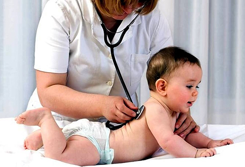 При появі на шкірі малюка рідких прищиків не варто відкладати виклик лікаря