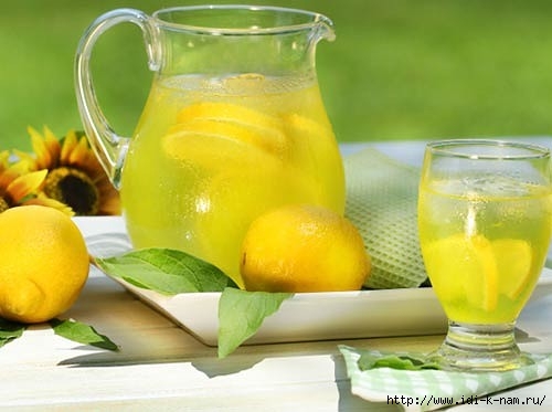Печінка виробляє більше ферментів з води з лимоном або лаймом, ніж з будь-якої іншої їжі