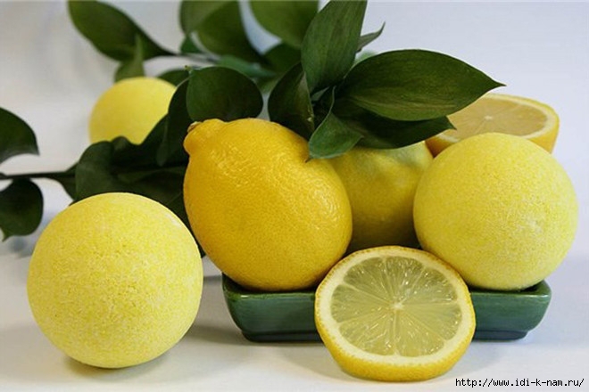 Вода з лимоном або лаймом допомагає розбавити сечову кислоту, яка, накопичуючись, призводить до болів в суглобах і подагрі