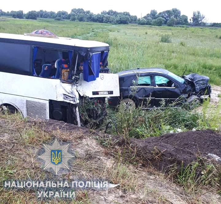 Автобус злетів у кювет 1 липня і більше доби пролежав на місці ДТП, коли в нього врізався позашляховик