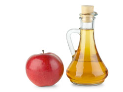 У народній медицині використовують яблучний оцет для внутрішнього або зовнішнього застосування