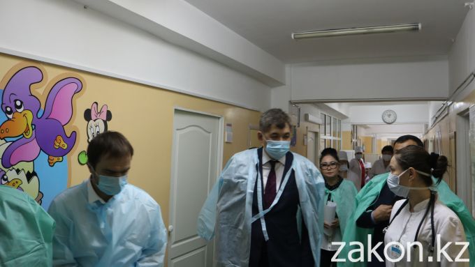 Також міністр дав вказівку ректору Алматинского медінституту виділити кілька професорів-інфекціоністів з кафедр вищого навчального закладу, які теж будуть працювати за графіком, допомагаючи медперсоналу лікарні