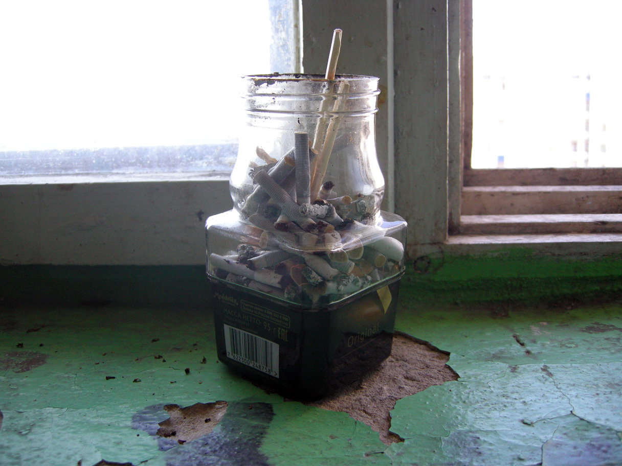 «Управдом» вже не раз писав про те, що з 1 червня минулого року в ліфтах, під'їздах і взагалі в місцях загального користування багатоквартирних будинків заборонено курити