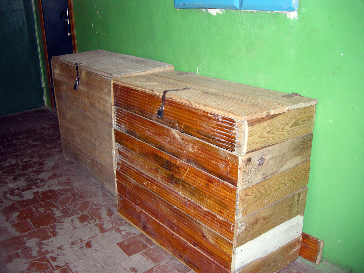 - Ось давайте з вами і подивимося, що від них залишилося і як виконується рішення власників, - каже Алла Михайлівна, запрошуючи нас піднятися на верхній поверх