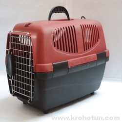 На час зльоту і посадки контейнер краще тримати на підлозі, але ви можете попросити стюардесу дозволу дістати вашу дитину з сумки і посадити до себе на коліна під час польоту