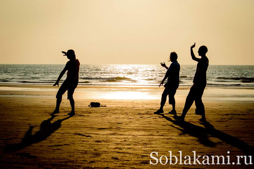 Сусідство з незвичайними людьми ніяк не відволікає і не заважає насолоджуватися сонцем і морем